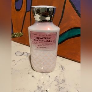 NWT Bath and Body Works Strawberry Snowflakes Body Lotion